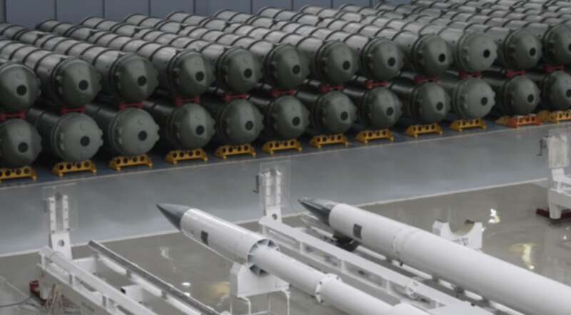 ракеты на заводе авангард, Дмитрий Медведев инспектирует ракеты, управляемые ракеты, завод Авангард