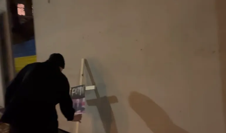 У Відні до посольства РФ принесли надгробний хрест Путіну. Фото та відео