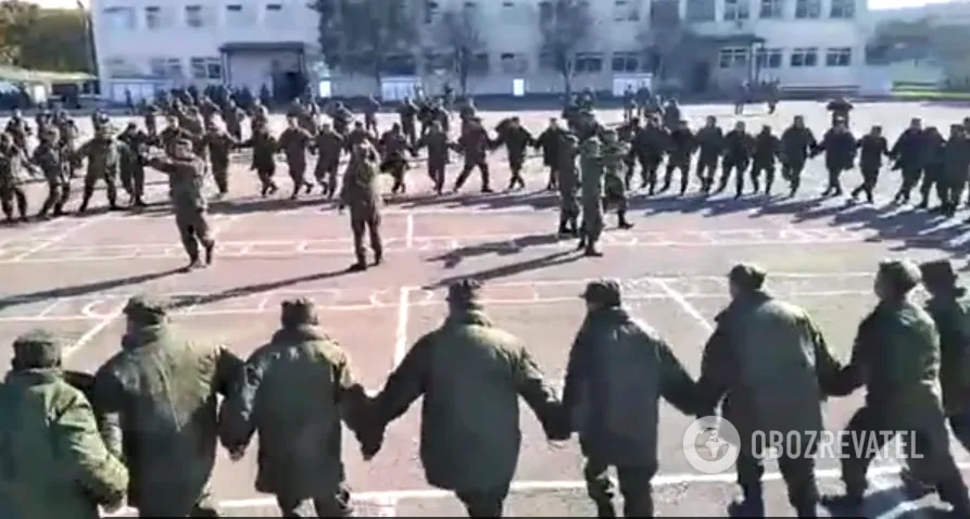 Якутські ’’мобіки’’ під час військових навчань влаштували ритуальні танці для підняття бойового духу. Відео