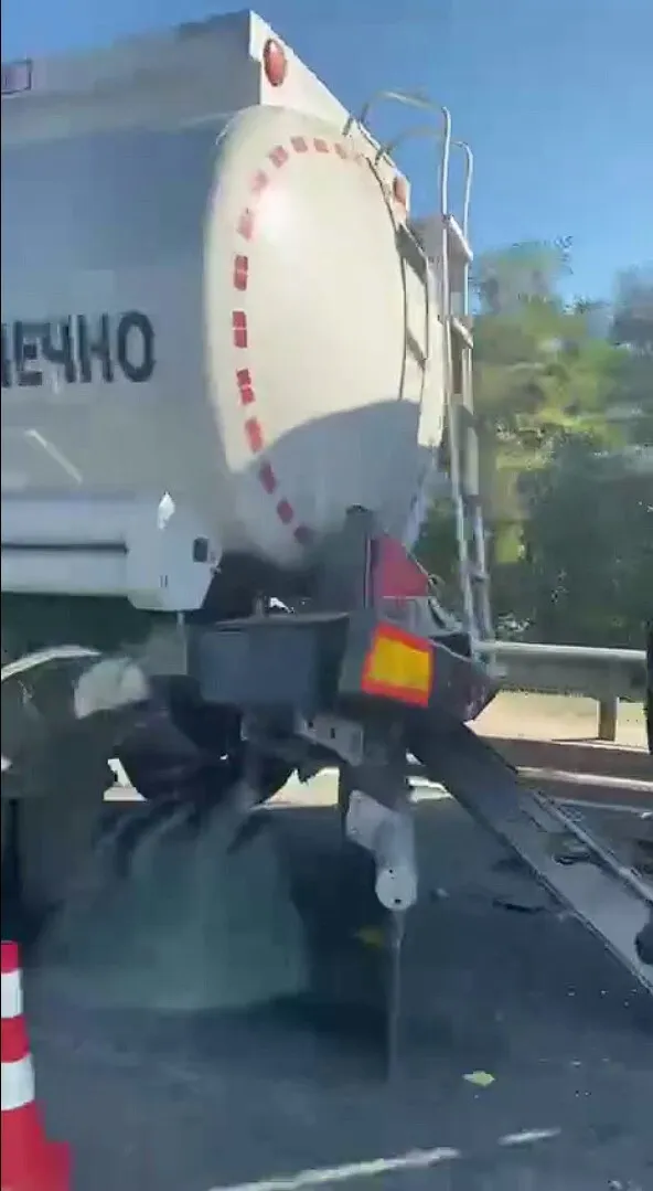 У Києві у ДТП потрапили два бензовози: відео наслідків