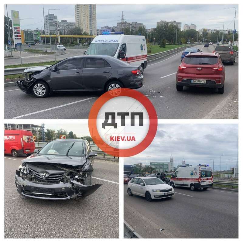 У Києві на Оболоні через аварію за участю Toyota виник затор. Фото dqxikeidqxiqqeant