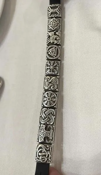 У РФ влаштували істерику через ’’свастику’’ на браслеті Залужного: країну окупантів і пропагандистів поставили на місце