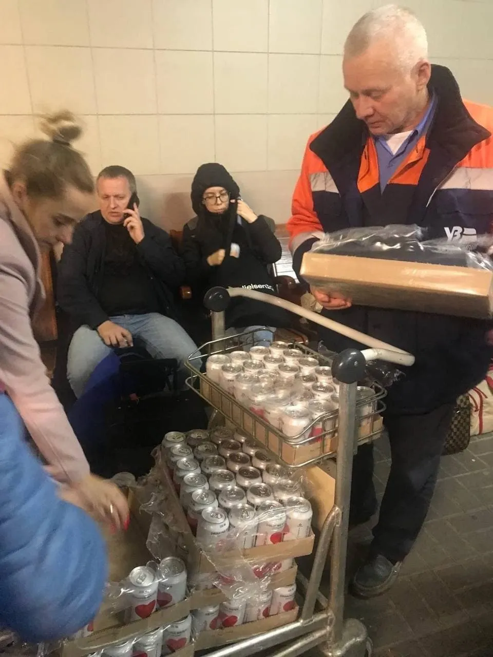 Під час ракетної атаки пасажири чекають на поїзди у сховищах