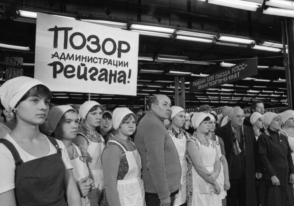 25 листопада 1983 р. Співробітники підприємства під час мітингу, що підтримує заяву Генерального секретаря ЦК КПРС Андропова про небезпеку перегонів озброєння. Фото: Юзеф Мосенжник, Володимир Репік / ТАРС dqxikeidqxiqqeant