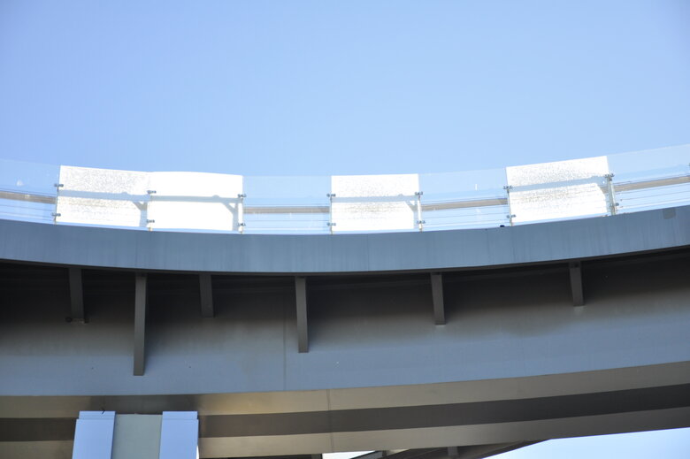 Последствия ракетных обстрелов россиянами стеклянного пешеходного моста в Киеве 01 dqxikeidqxiqqeant