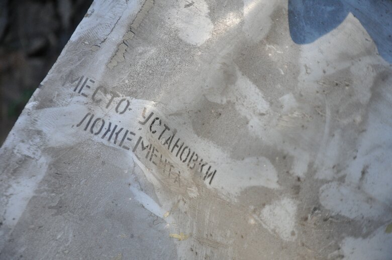 Последствия ракетных обстрелов россиянами стеклянного пешеходного моста в Киеве 11