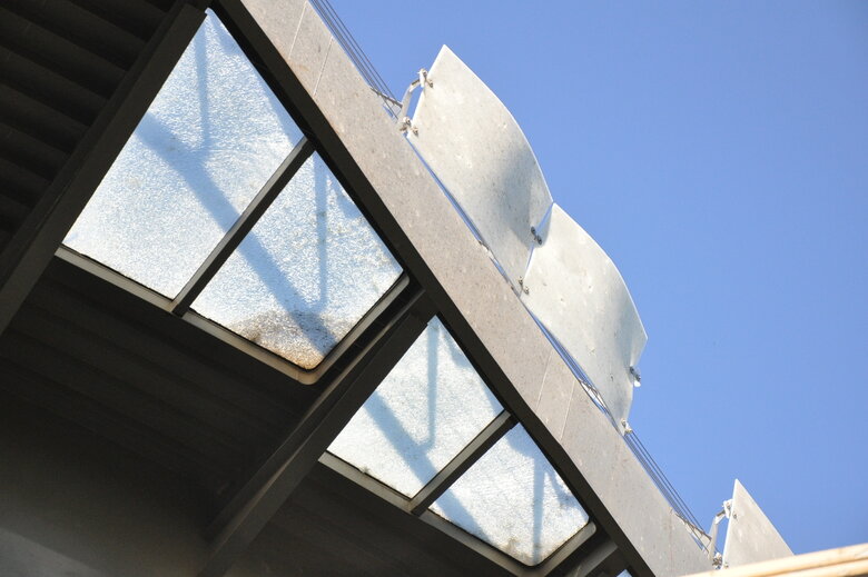 Последствия ракетных обстрелов россиянами стеклянного пешеходного моста в Киеве 02