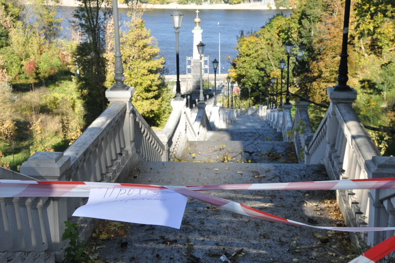 Последствия ракетных обстрелов россиянами стеклянного пешеходного моста в Киеве 03