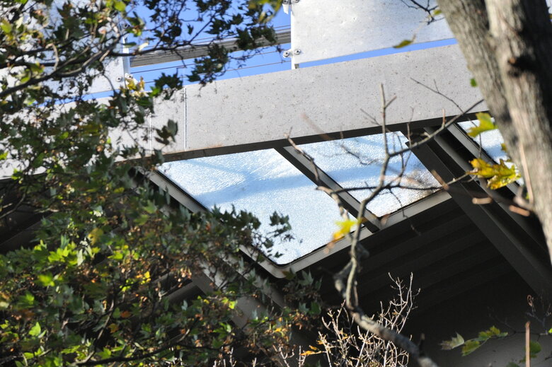 Последствия ракетных обстрелов россиянами стеклянного пешеходного моста в Киеве 04