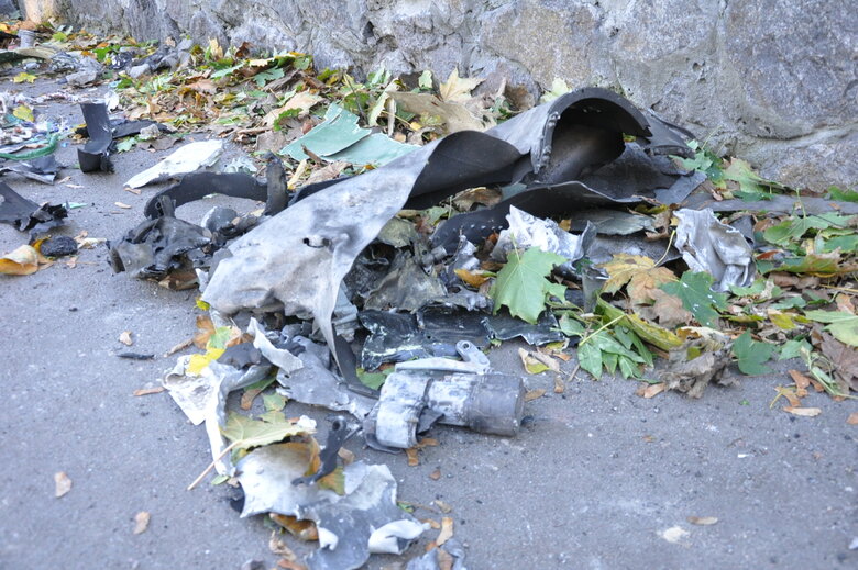 Последствия ракетных обстрелов россиянами стеклянного пешеходного моста в Киеве 06