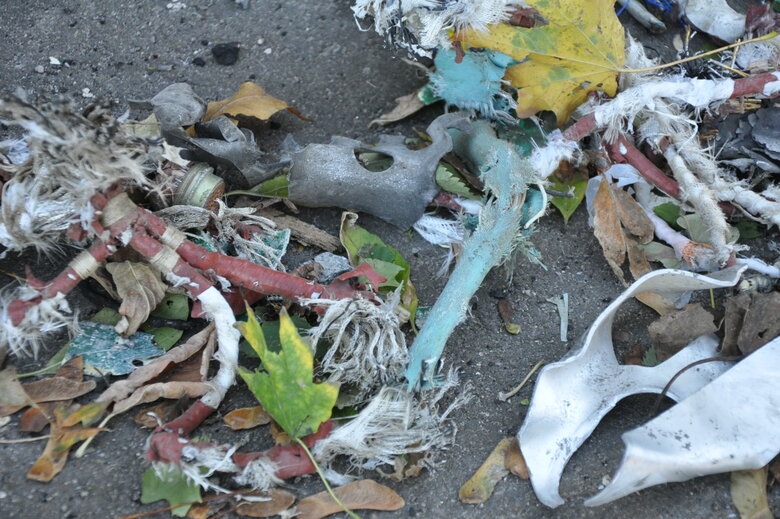 Последствия ракетных обстрелов россиянами стеклянного пешеходного моста в Киеве 07