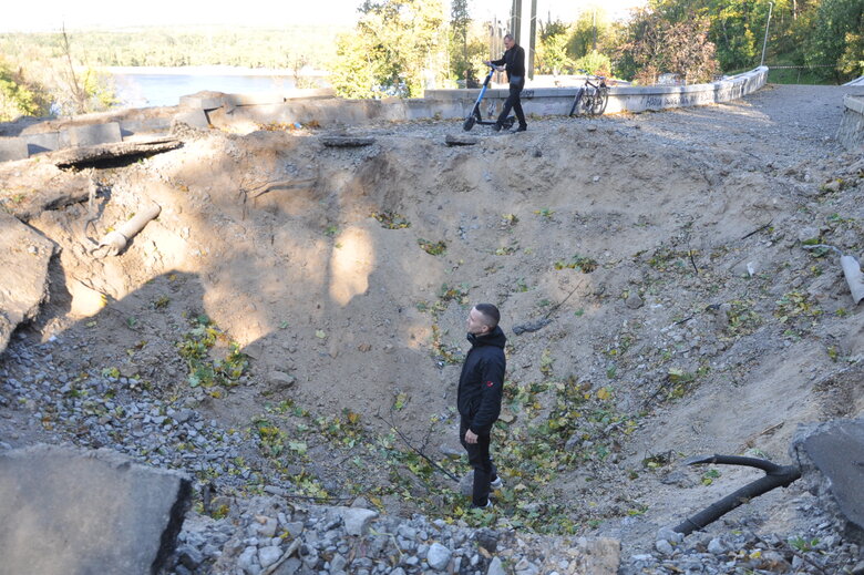 Последствия ракетных обстрелов россиянами стеклянного пешеходного моста в Киеве 09