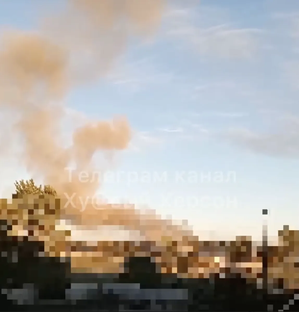 В оккупированном Херсоне произошел ’’хлопок’’, поднялся дым. Видео