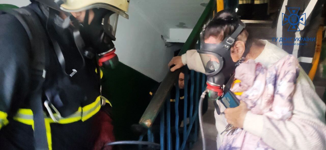 На Київщині через пожежу на верхніх поверхах будинку було заблоковано людей: їх евакуювали. Фото