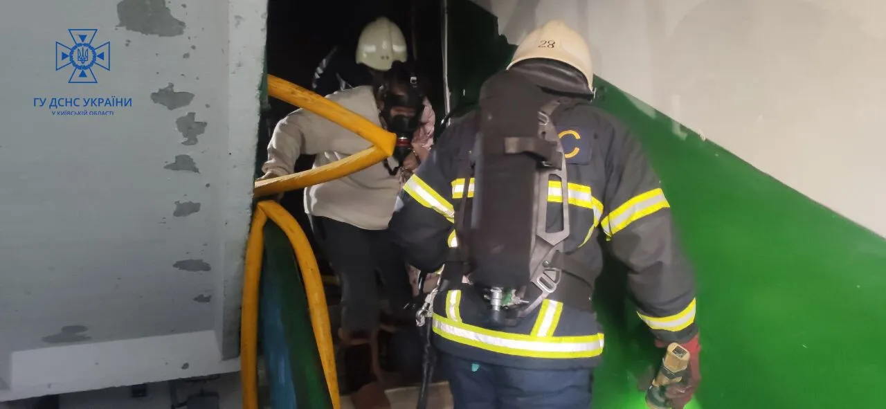 На Київщині через пожежу на верхніх поверхах будинку було заблоковано людей: їх евакуювали. Фото