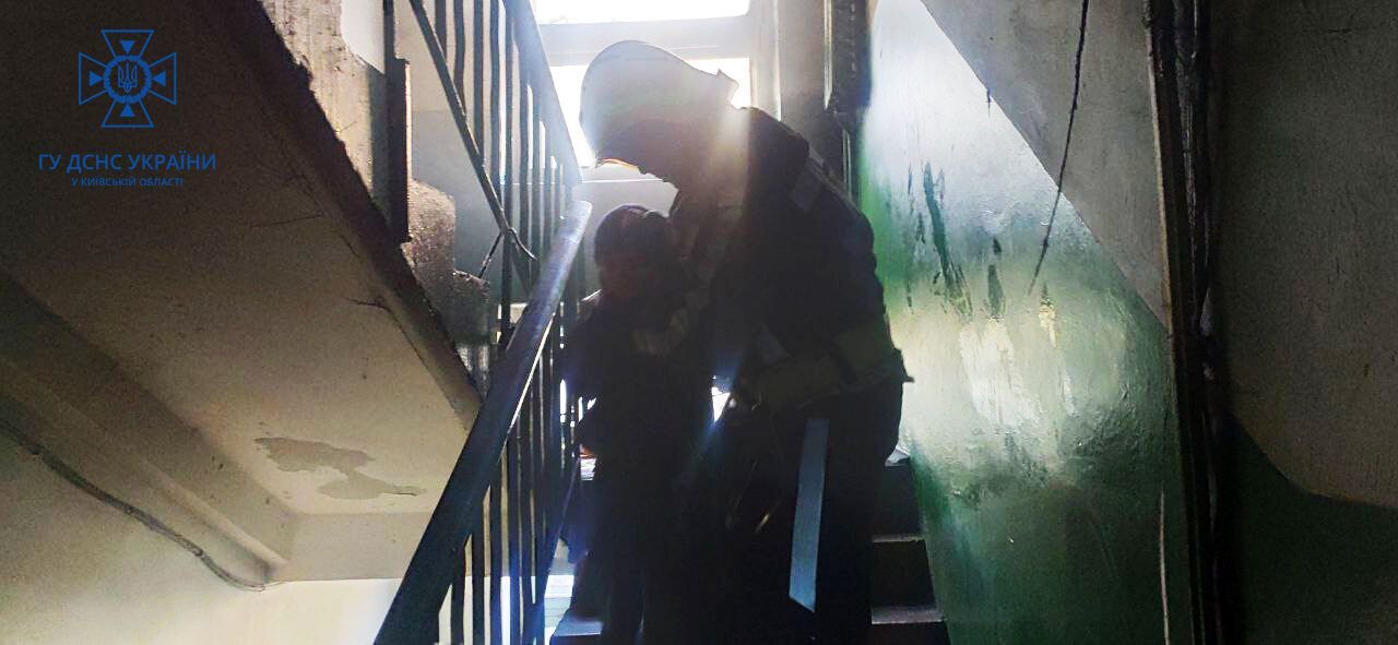 На Київщині через пожежу на верхніх поверхах будинку було заблоковано людей: їх евакуювали. Фото