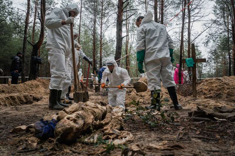 Выкопанное тело погибшего