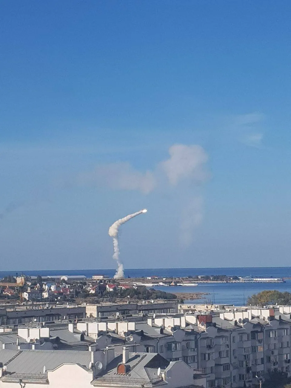 В Севастополе российские военные запускали ракеты П-800 "Оникс" из БРК "Бастион". Фото и видео