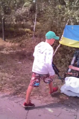 Діти на ’’блокпості’’ зупинили військових, щоб віддати їм гроші на ЗСУ: захисники віддячили. Відео dqxikeidqxitkant