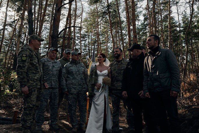 Військова ’’Жанна д’Арк’’ вийшла заміж у лісі серед захисників: молодят розписав генерал ЗСУ. Фото dqxikeidqxitkant