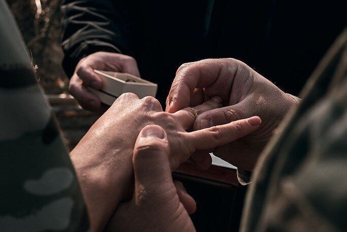 Військова ’’Жанна д’Арк’’ вийшла заміж у лісі серед захисників: молодят розписав генерал ЗСУ. Фото