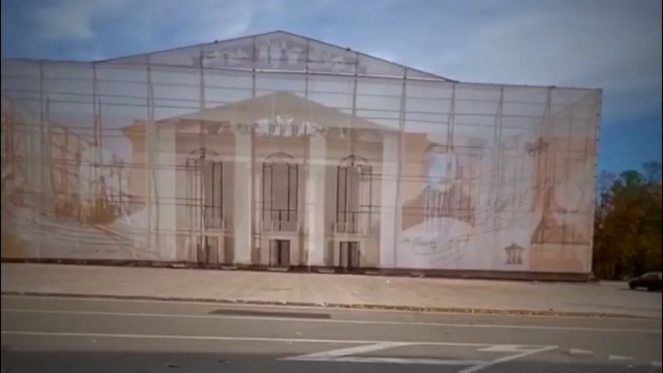 У Маріуполі розбомблений драмтеатр сховали за банерами із Гоголем dqxikeidqxiqqeant