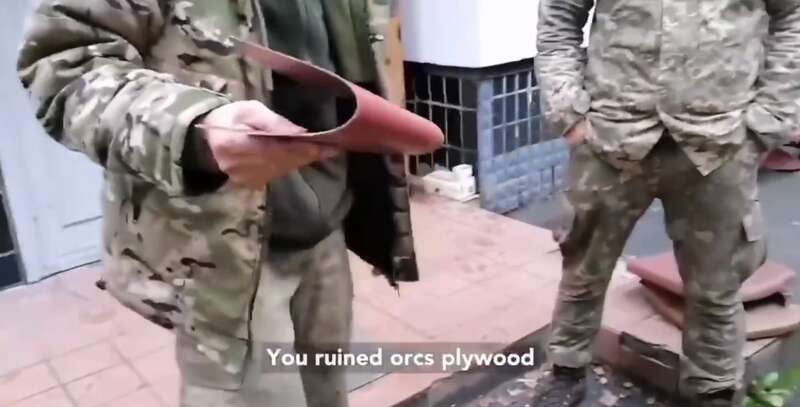 Із фетру? Українські бійці показали, з якими засобами захисту у Росії відправляють воювати окупантів. Відео