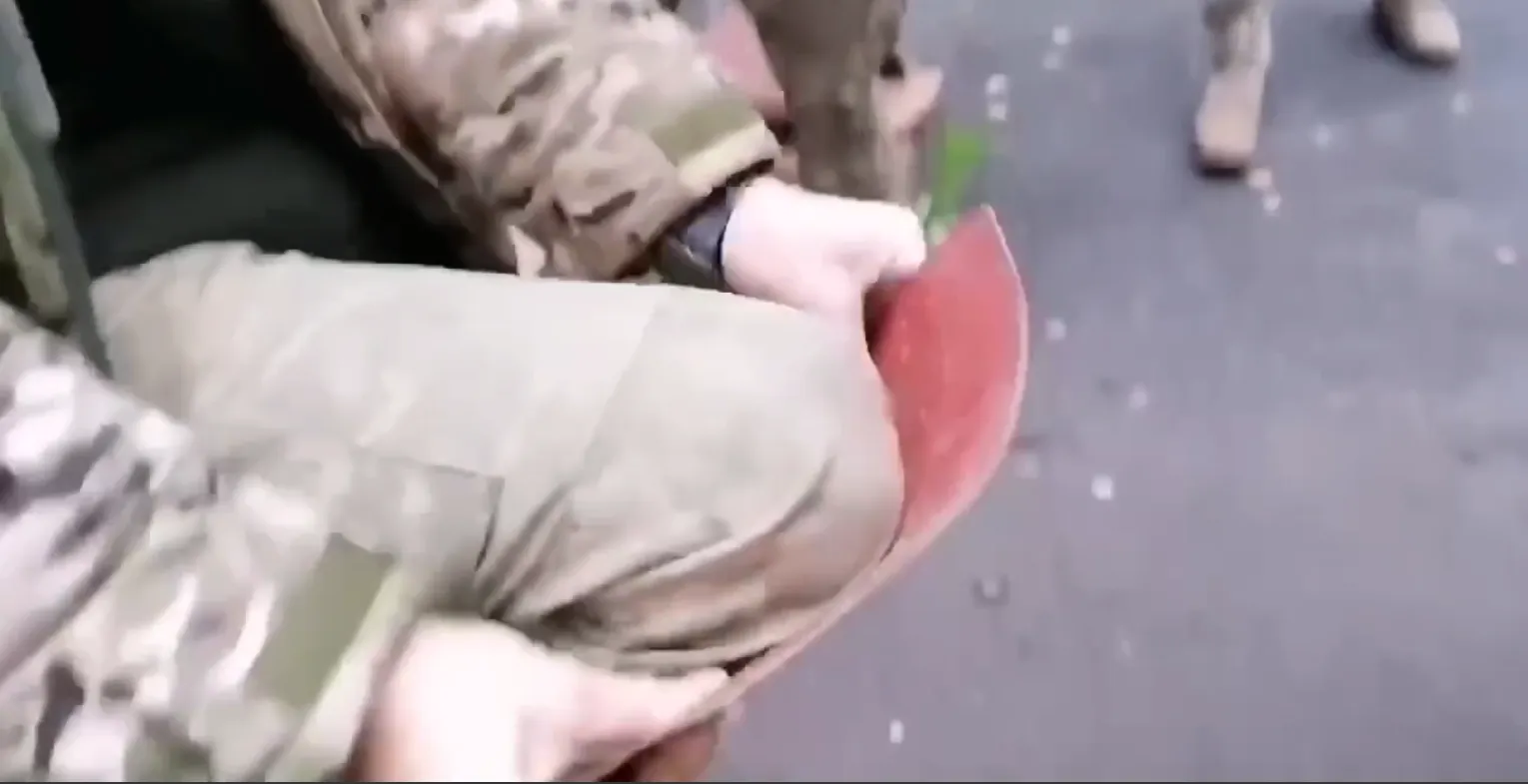 Из фетра? Украинские бойцы показали, с какими средствами защиты в России отправляют воевать кафиров. Видео