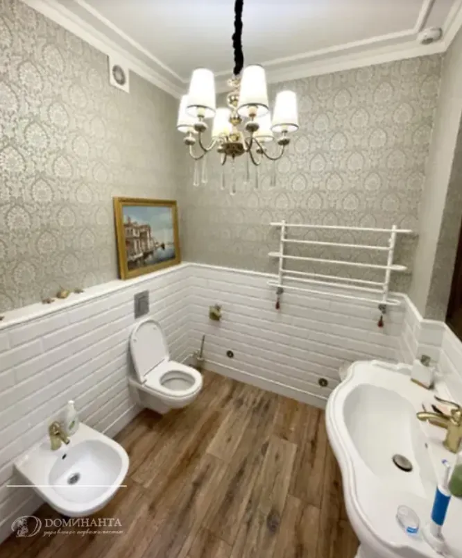 У квартирі є ірі санвузла та три туалети