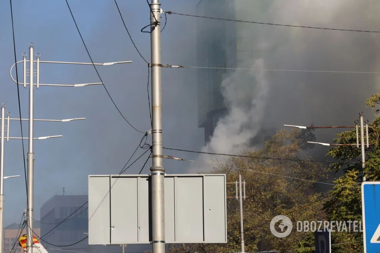 Під завалами багатоповерхівки залишаються люди: нові деталі атаки дронів-камікадзе на Київ