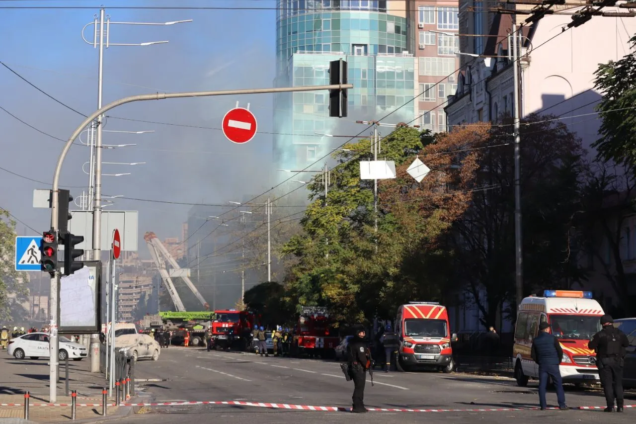 Під завалами багатоповерхівки залишаються люди: нові деталі атаки дронів-камікадзе на Київ