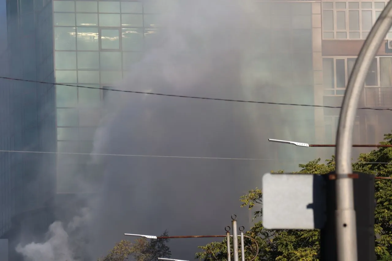 Під завалами багатоповерхівки залишаються люди: нові деталі атаки дронів-камікадзе на Київ