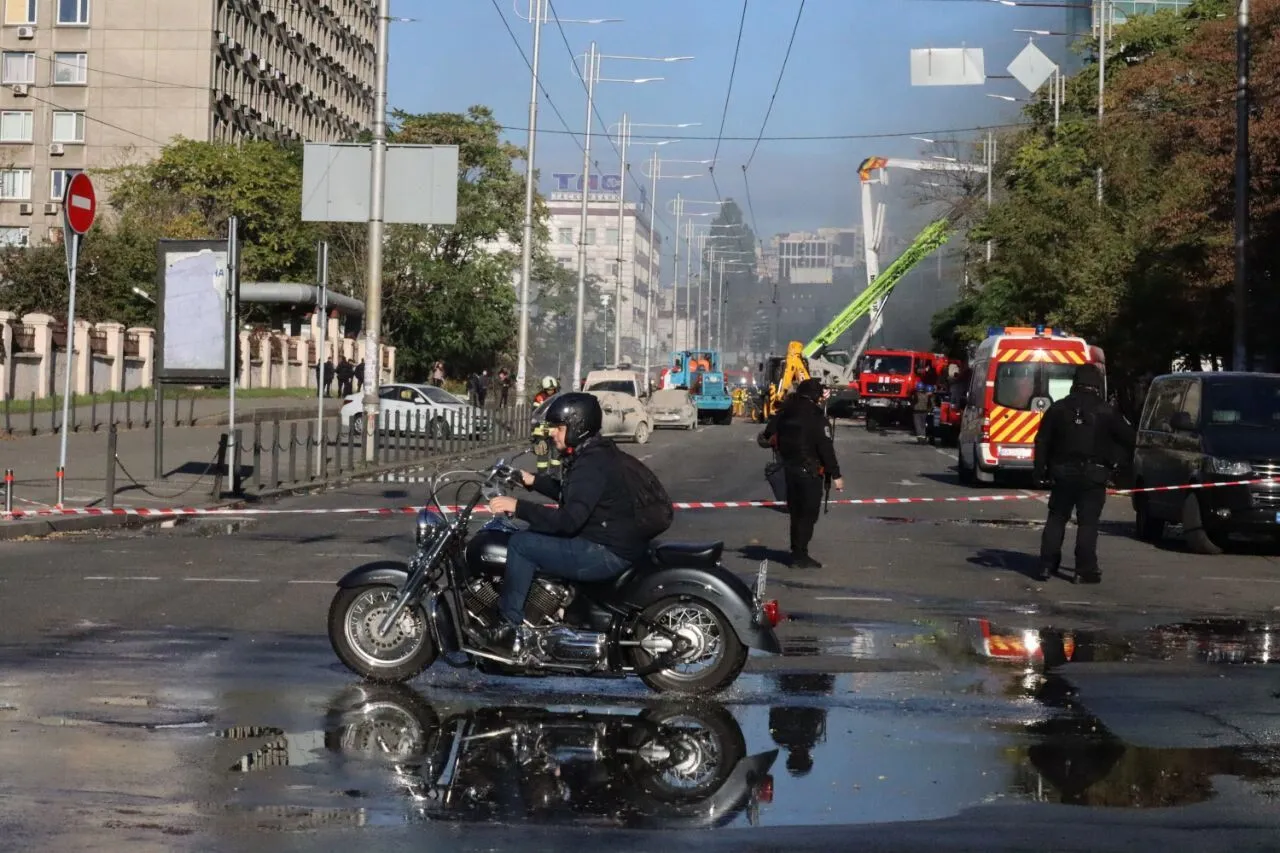 Під завалами багатоповерхівки залишаються люди: нові деталі атаки дронів-камікадзе на Київ