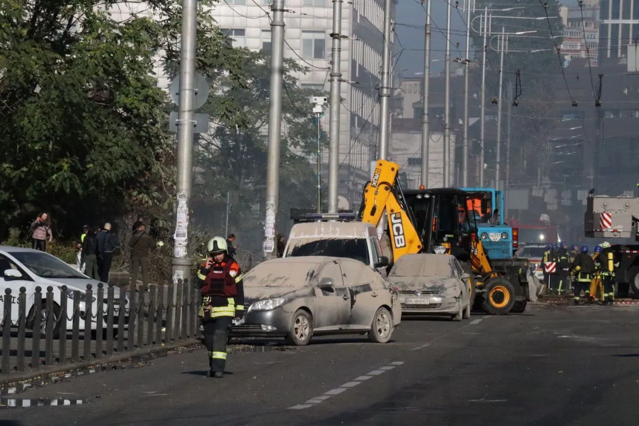 Під завалами багатоповерхівки залишаються люди: нові деталі атаки дронів-камікадзе на Київ