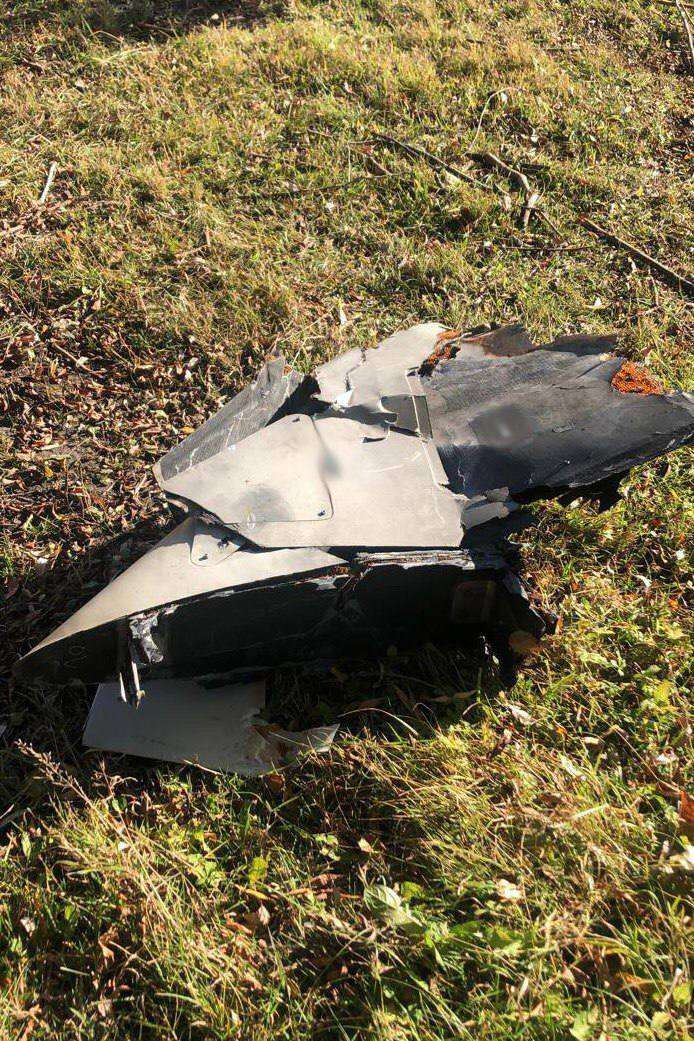 Полицейские показали обломки "шахеда", сбитого сегодня под Киевом (фото) dqxikeidqxitkant