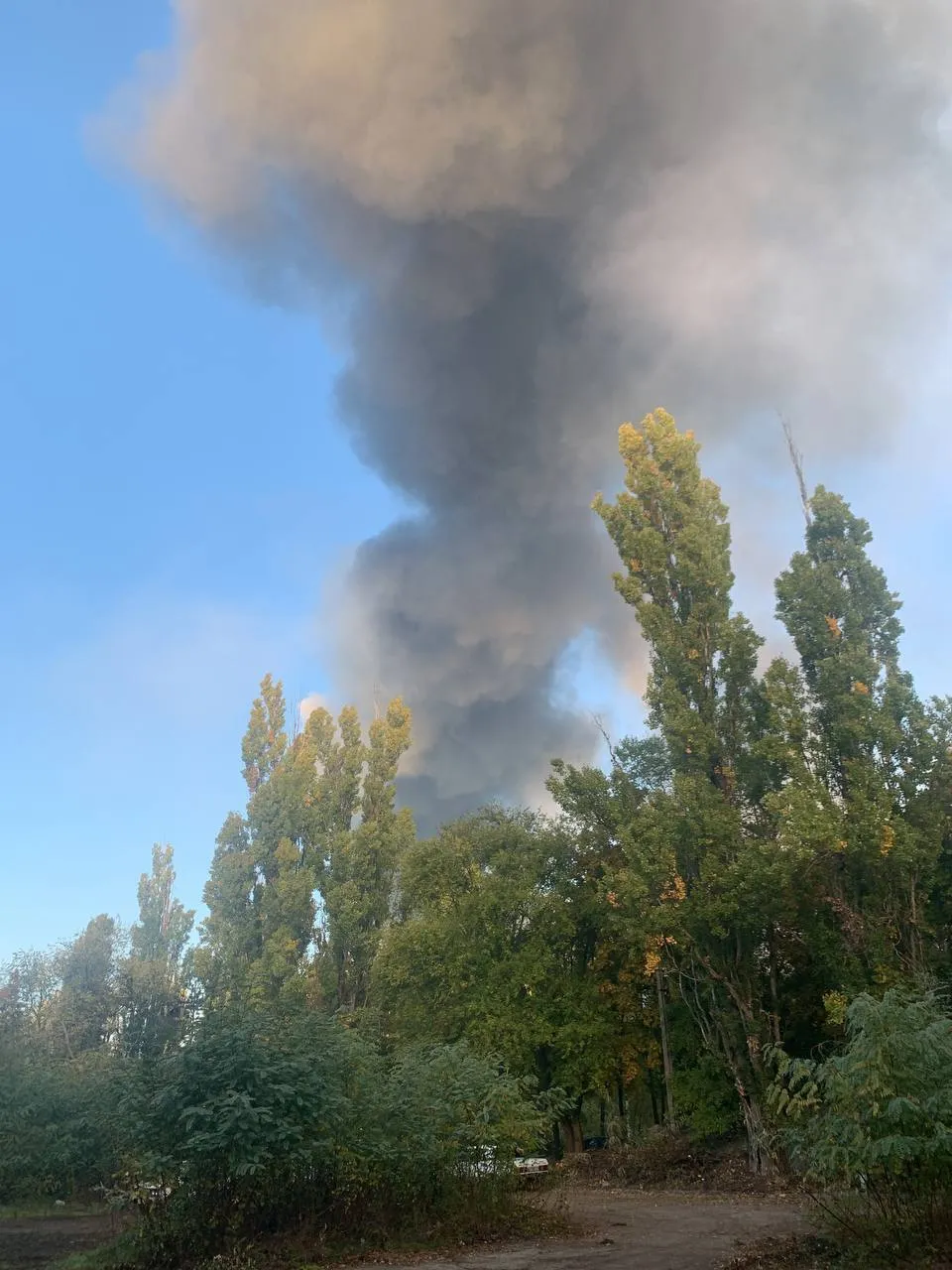 Окупанти вночі обстріляли Дніпропетровщину, вранці завдали ударів по Кривому Розі та Дніпру. Фото і відео