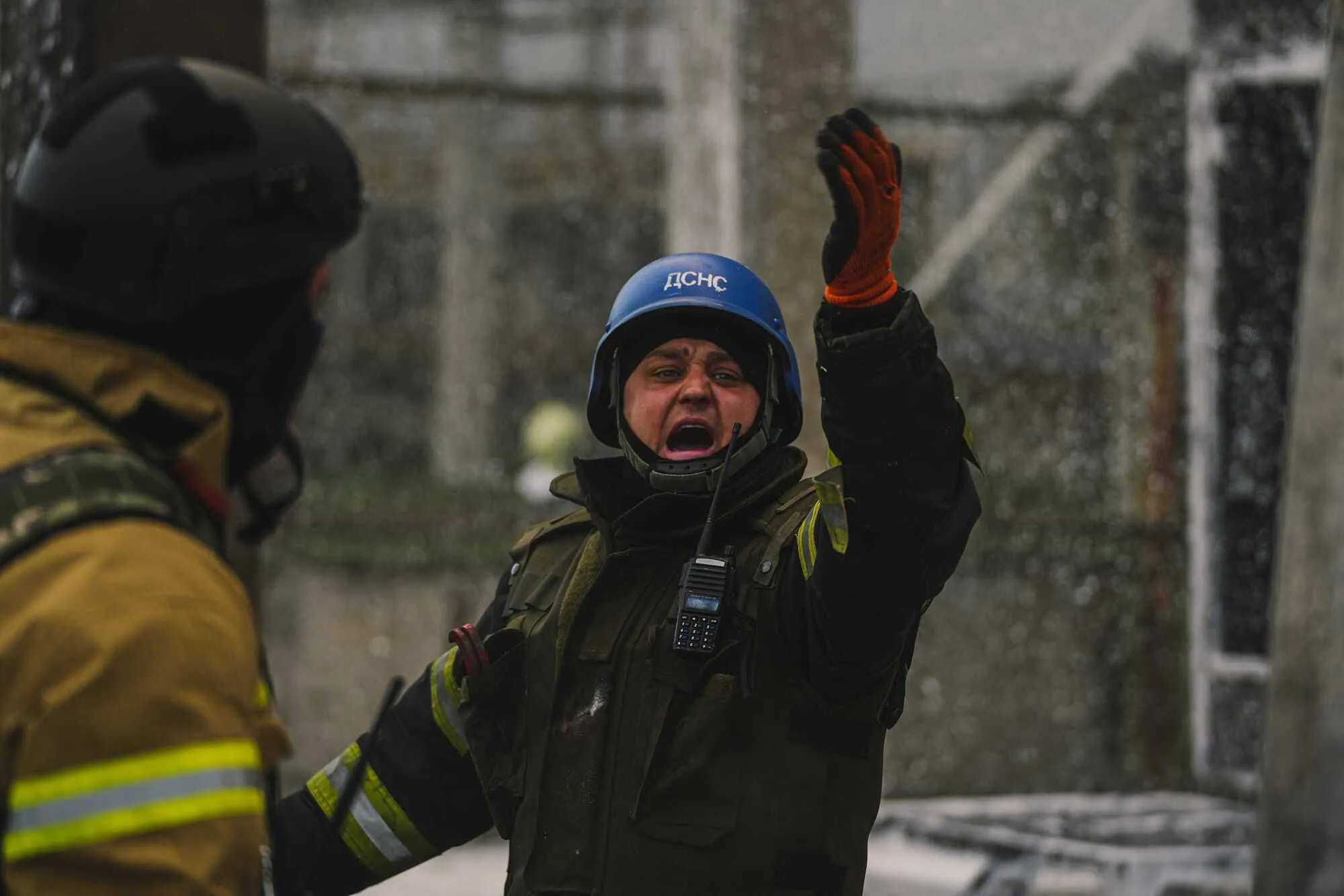 Війська РФ завдали удару по об’єкту енергозабезпечення в Києві: загинуло двоє людей. Фото і відео