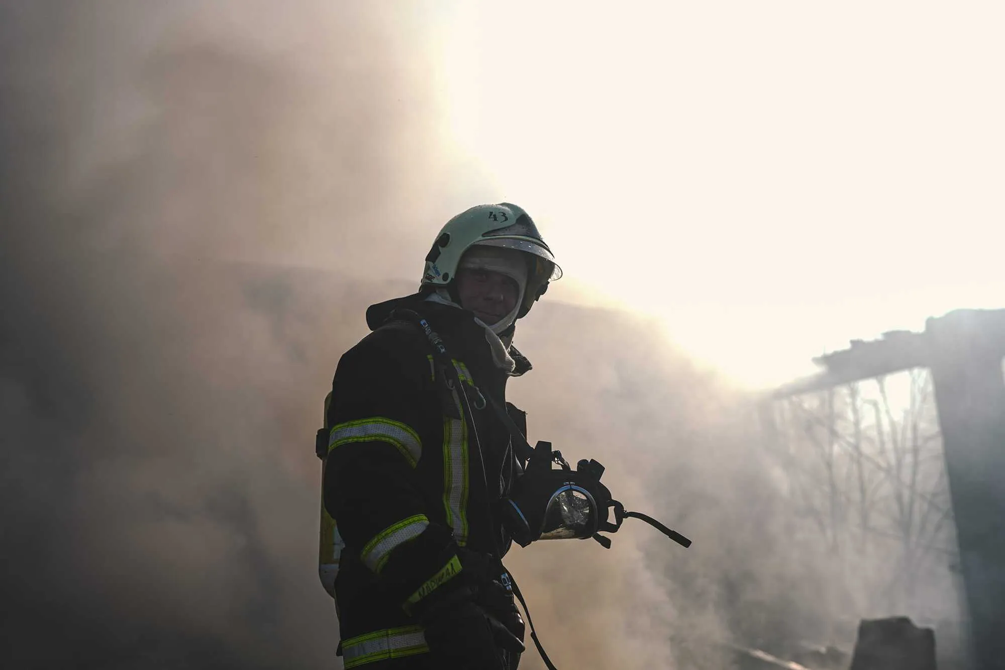 Війська РФ завдали удару по об’єкту енергозабезпечення в Києві: загинуло двоє людей. Фото і відео