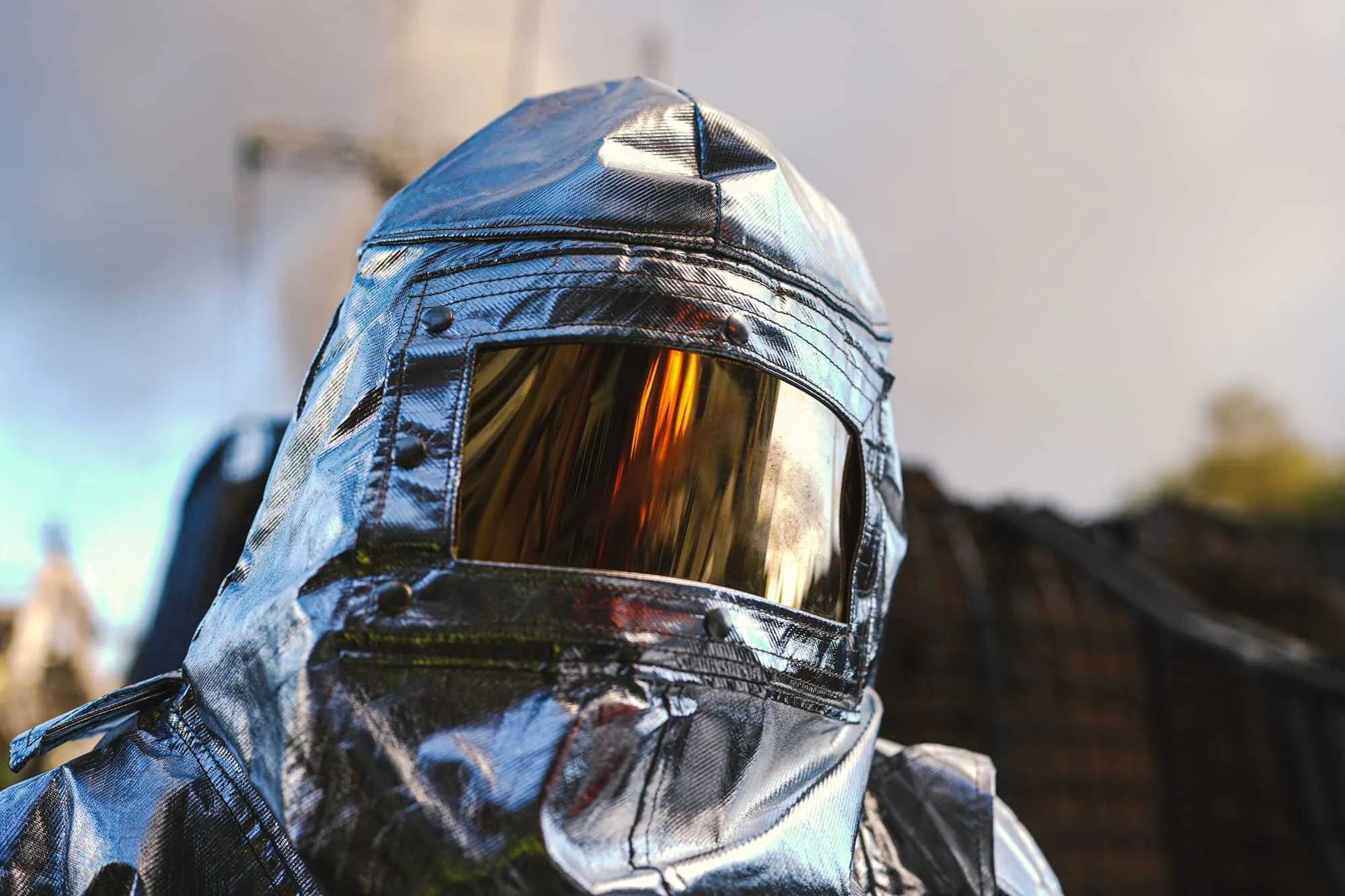 Війська РФ завдали удару по об’єкту енергозабезпечення в Києві: загинуло двоє людей. Фото і відео