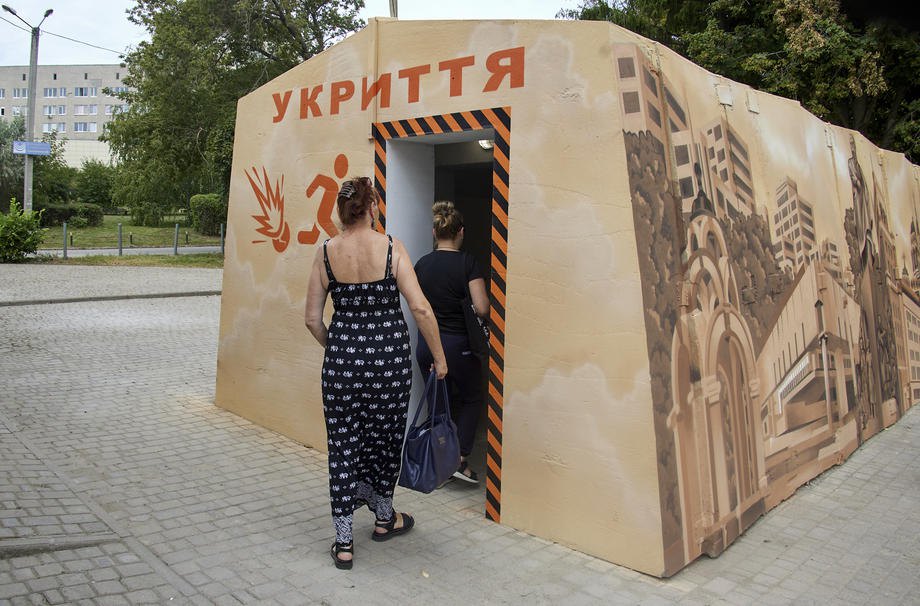 Перша в Харкові зупинка-укриття.