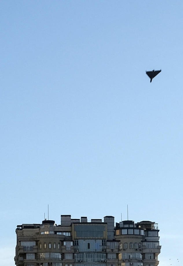 Іранський дрон в небі над будинками в Києві, 17 жовтня 2022. dqxikeidqxiqqeant