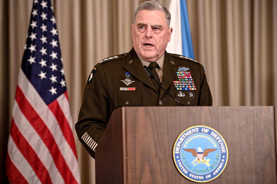 Командувач Командування сил армії США Марк Міллі під час шостого засідання на авіабазі Рамштайн.