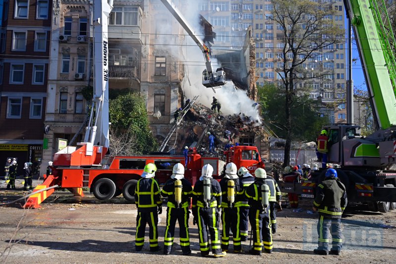 Рятувальники працюють на місці влучання дрона.