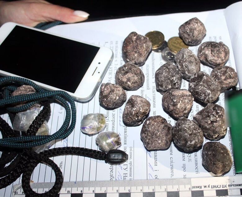 В Киеве мужчина сбывал наркотики, маскируя закладки под камни. Фото