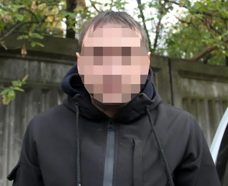 У Києві чоловік збував наркотики, маскуючи закладки під каміння. Фото dqxikeidqxiqqeant