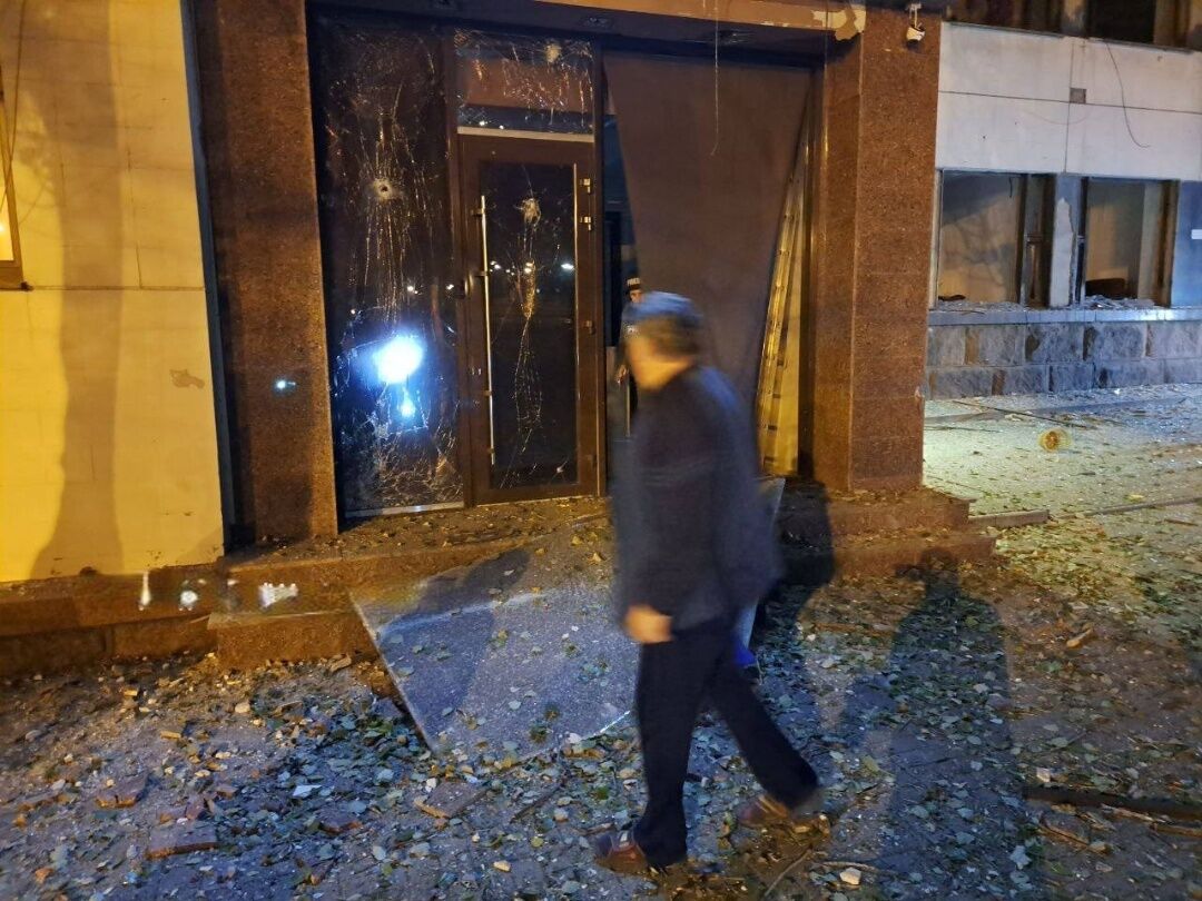 В окупованому Донецьку вночі сталася ’’бавовна’’: окупанти заявили про пряме влучання в ’’адміністрацію’’. Фото і відео