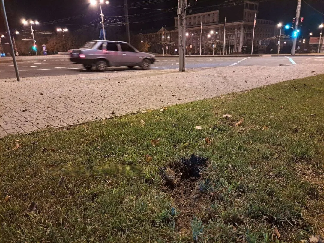 В окупованому Донецьку вночі сталася ’’бавовна’’: окупанти заявили про пряме влучання в ’’адміністрацію’’. Фото і відео