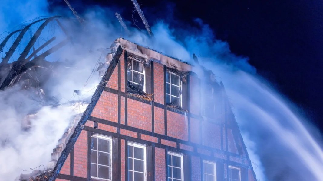 Пожежні гасять готель, що горить, для біженців у Німеччині dqxikeidqxiqqeant