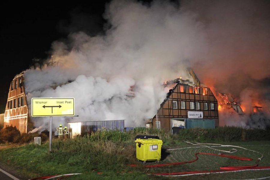 Пожежні гасять готель, що горить, для біженців у Німеччині