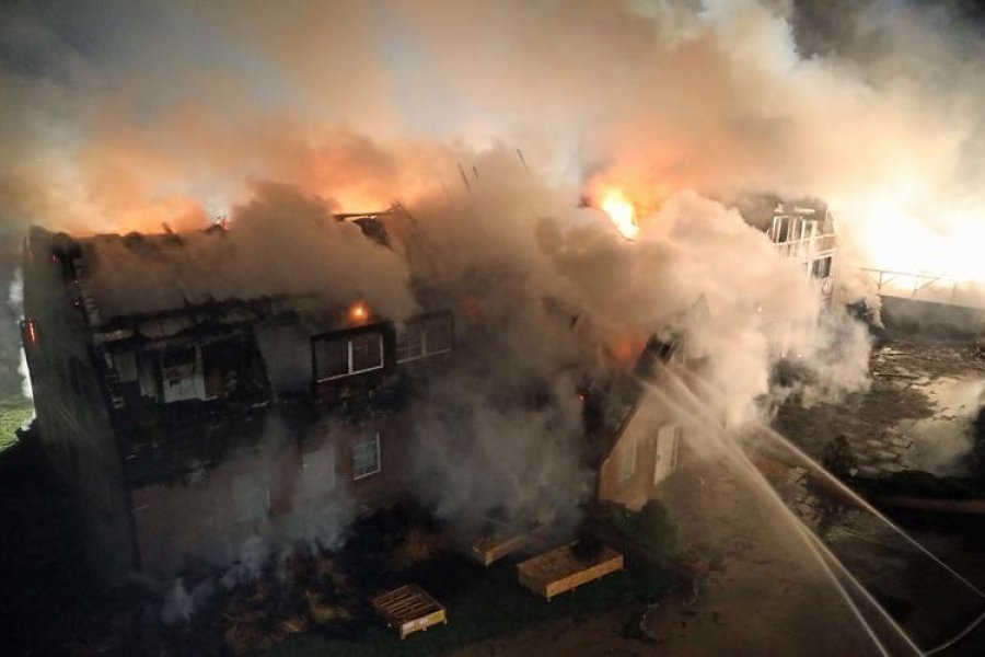 Пожежні гасять готель, що горить, для біженців у Німеччині